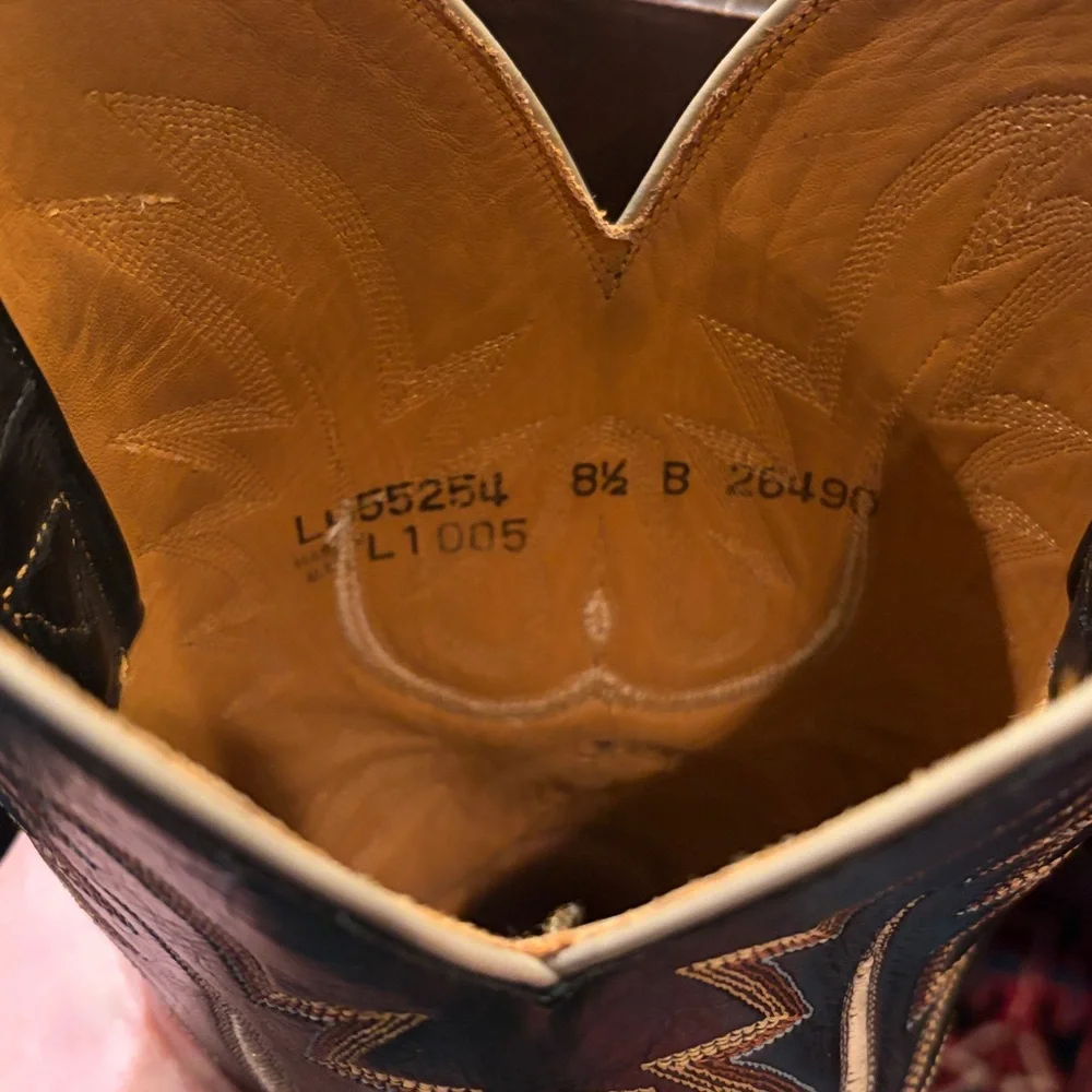 Lucchese women's cowboy boots these are size 8.5 B

Great condition - Picture 9 of 13